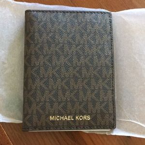 Michael Kors Bedford Travel Passport Walle…